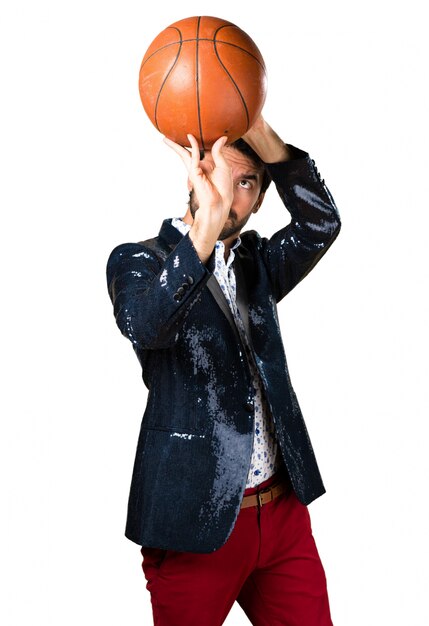 Zdjęcie człowiek z marynarką trzymającą piłkę do koszykówki