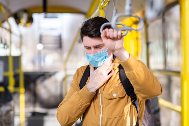 Zdjęcie człowiek z maską chirurgiczną w transporcie publicznym