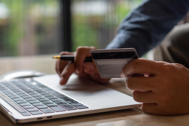 Człowiek Z Ręką Trzymający Kartę Kredytową Korzystający Z Płatności Internetowych Komputer Przenośny Zakupy Online Bankowość Cyfrowa Koncepcja Technologii Finansowej Biznesowej
