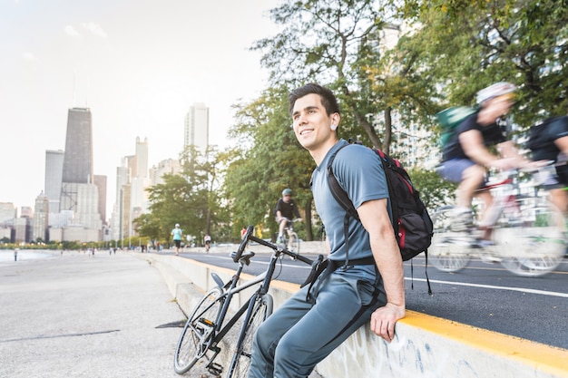 Człowiek z rowerem relaksujący pas następnego cyklu w Chicago