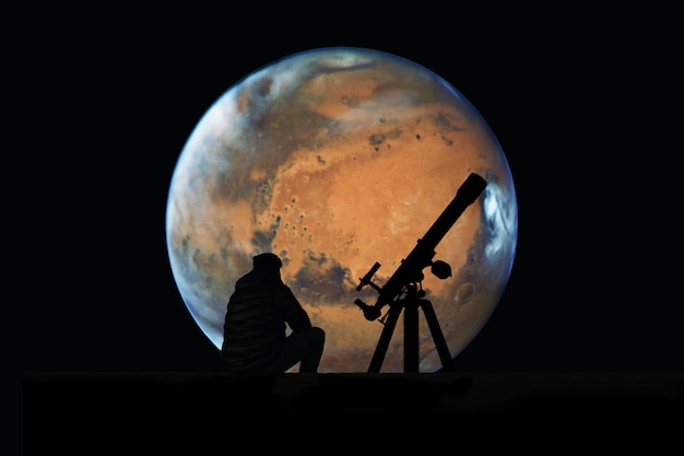 Człowiek z teleskopem patrząc na gwiazdy. Planeta Mars, na czarnym tle. Elementy tego obrazu dostarczyła NASA.