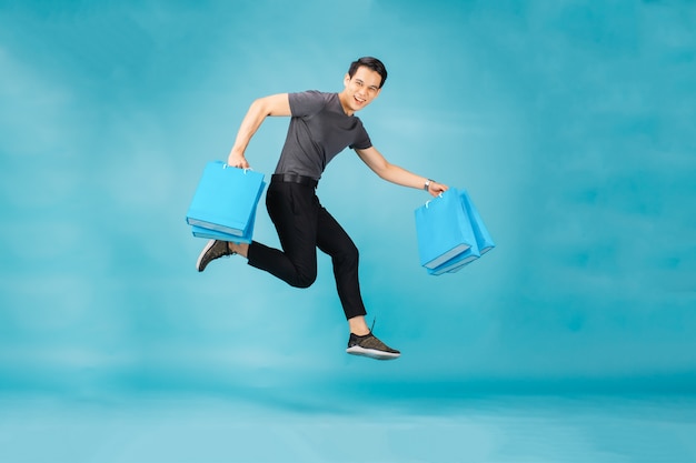 Człowiek z torby na zakupy, skoki na niebieskim tle