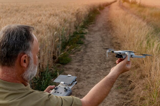 Zdjęcie człowiek za pomocą drona robi zdjęcia i filmy, bawiąc się nowymi trendami technologicznymi