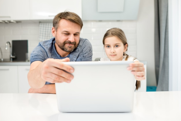 Człowiek Za Pomocą Laptopa Z Córką