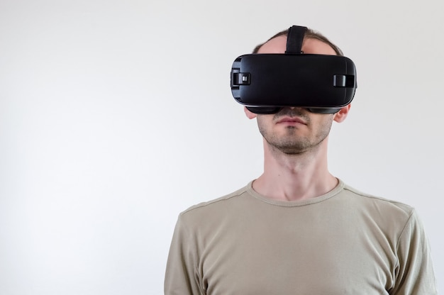 Człowiek za pomocą okularów VR