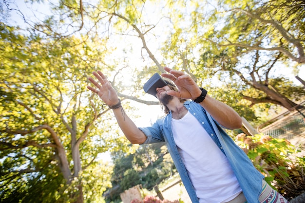 Człowiek za pomocą okularów wirtualnej rzeczywistości