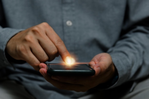 Człowiek za pomocą palca wskazującego na ekranie mobilnego inteligentnego telefonuKoncepcja cyfrowej sieci internetowej w technologii biznesowej