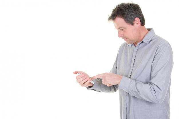 Człowiek za pomocą swojego telefonu pisania SMS-ów