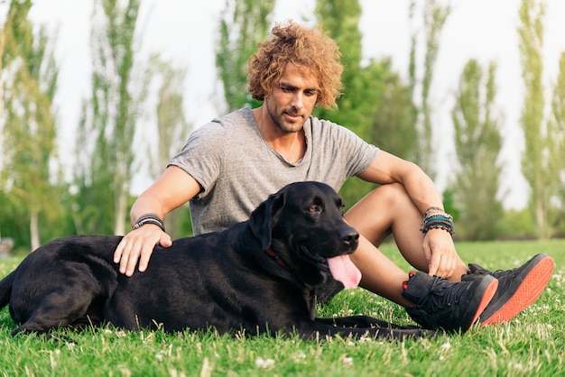 Zdjęcie człowiek zabawy i zabawy z psem w parku.