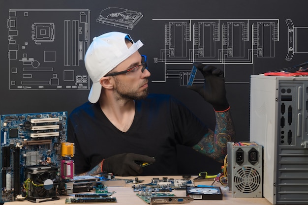 Człowiek zajmuje się naprawą komputerów