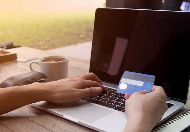 człowiek zakupy online z karty kredytowej i wprowadzanie infometion na klawiaturze