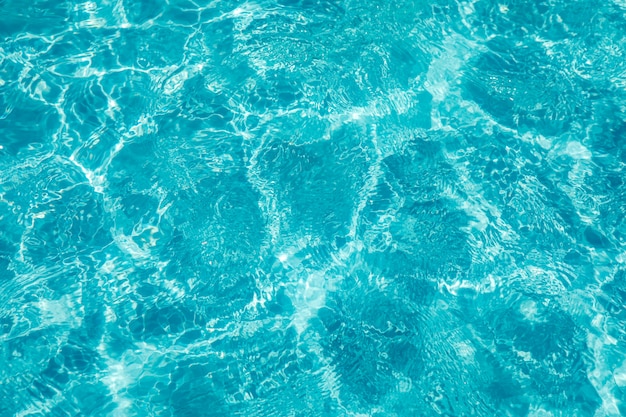 Czochry woda w pływackim basenie z słońca odbicia tłem