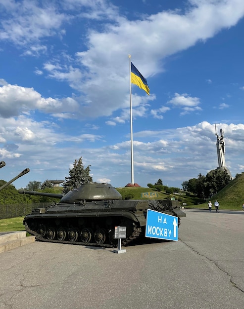 Czołg na tle ukraińskiej flagi