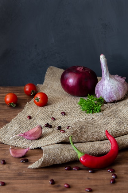 Czosnek, cebula, papryka chili i pomidory czereśniowe.