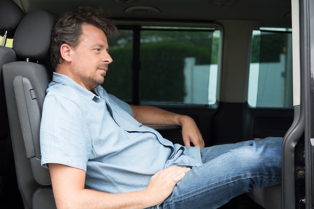 Czterdzieści lat człowiek siedzieć w dzień wakacji w luksusowym samochodzie van