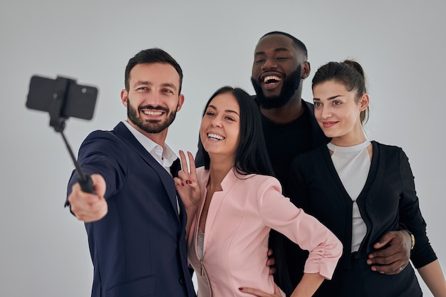 Czterech biznesmenów robi selfie