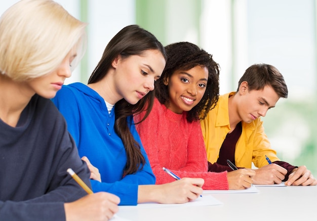 Czterech młodych studentów studiujących przedmiot w tle