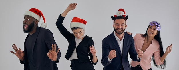 Czterech szczęśliwych ludzi biznesu na przyjęciu bożonarodzeniowym