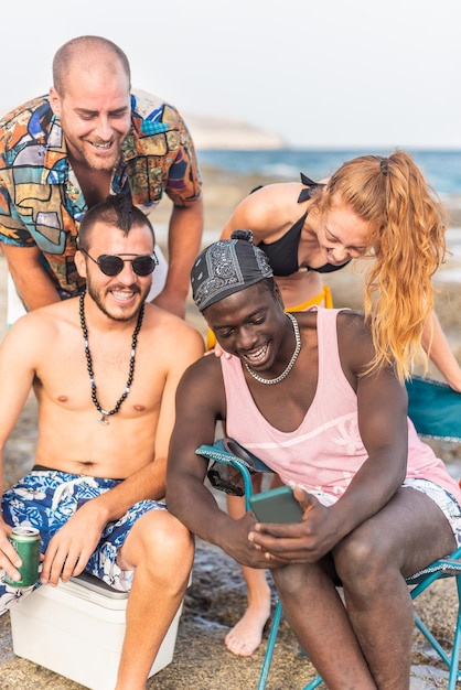 Czterech wielorasowych przyjaciół bawi się na plaży?