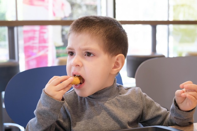 Czteroletni Chłopiec Je Bryłki Z Sosem W Kawiarni Fast Food