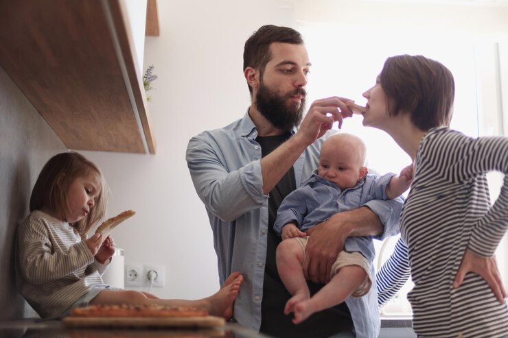 Zdjęcie czteroosobowa rodzina pozuje w kuchni uśmiechnięta i szczęśliwa