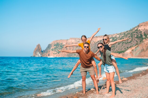 Czteroosobowa rodzina wspólnej zabawy na plaży