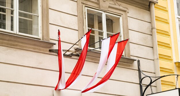 Cztery austriackie flagi na ścianie domu w Wiedniu