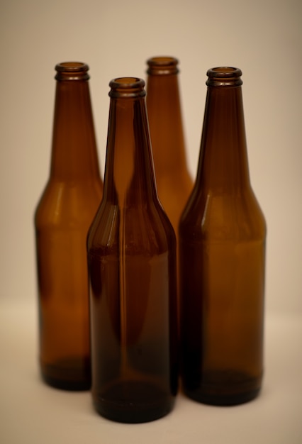 Cztery Ciemne Puste Butelki Po Piwie