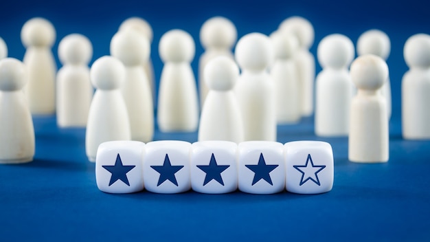 Cztery gwiazdki rankingowe na białych kostkach w koncepcyjnym obrazie opinii online lub koncepcji recenzji klienta