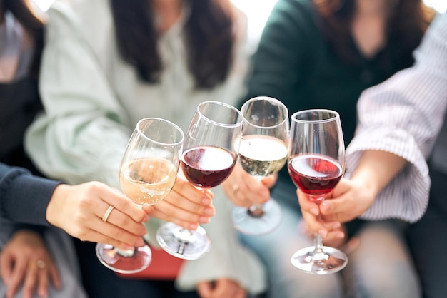 Cztery kobiety wznoszące toast winem