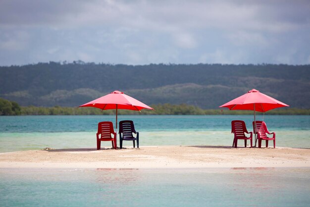 Cztery krzesła i parasol na tropikalnej plaży Wenezueli