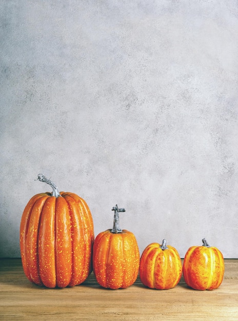 Cztery makiety dyni na drewnianym stole Nastrojowy styl Koncepcja Halloween Jesienna jesień Skopiuj miejsce