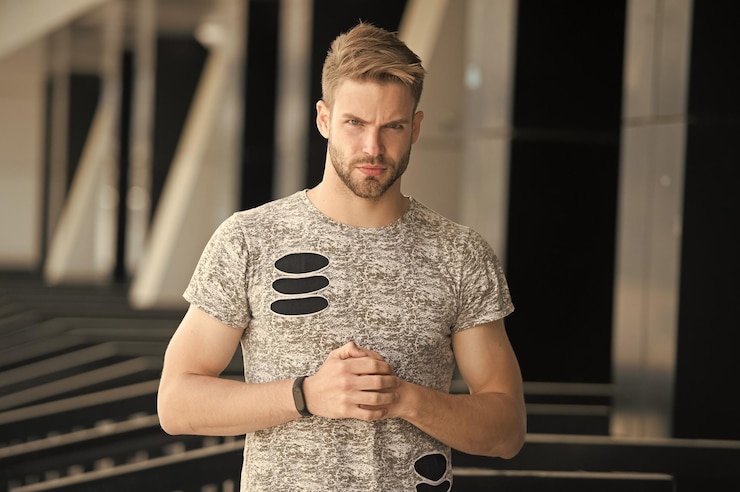 Zdjęcie czuję się cool i stylowy facet z brodą atrakcyjny dba o styl i wygląd mężczyzna hipster szczotka ścisła twarz tło miejskie mężczyzna z brodą lub niegolony facet wygląda przystojnie cool styl