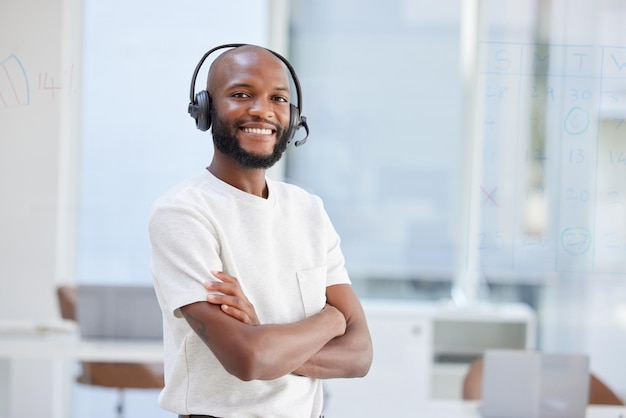 Czuję się dumny z mojej ciężkiej pracy Ujęcie młodego biznesmena pracującego w call center