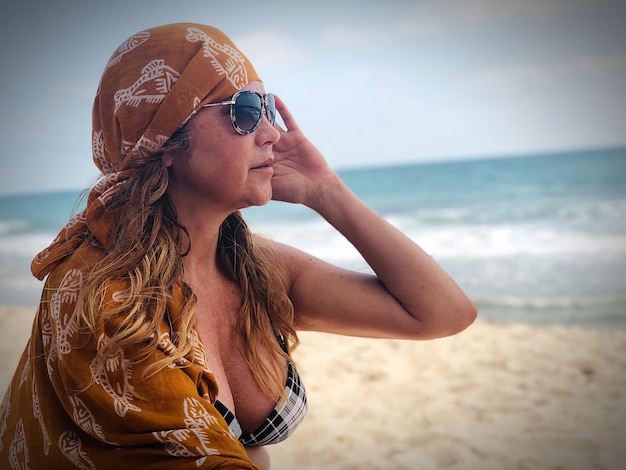 Zdjęcie czulna kobieta stojąca na plaży