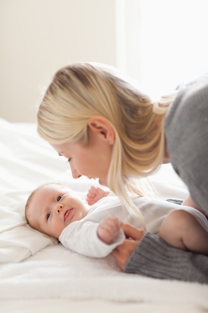 Czuły Mama Przytulanie Jej Noworodka