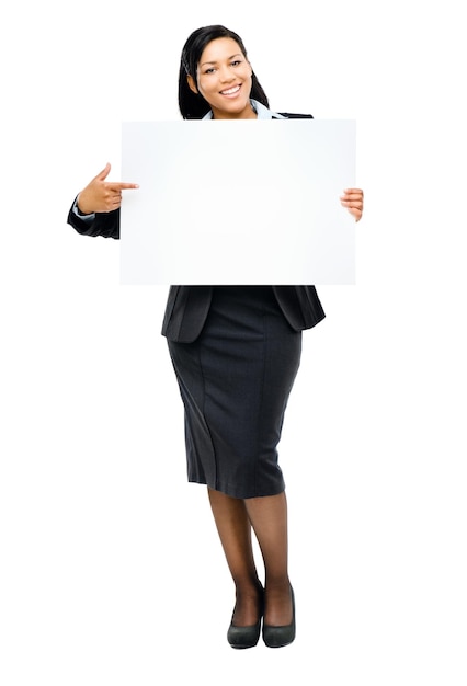 Czy jesteś gotowy na następny krok Ujęcie pięknej afrykańskiej bizneswoman trzymającej pustą tabliczkę na tle studia?