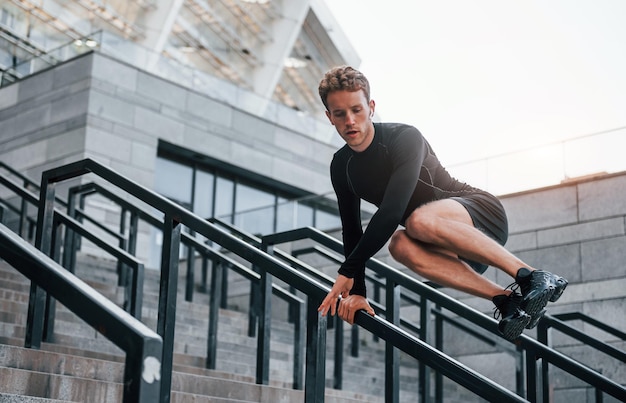 Czy parkour Młody mężczyzna w sportowym stroju ma trening na świeżym powietrzu w ciągu dnia?