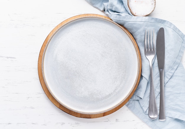 Czyści pustego białego ceramicznego talerza na bielu kamienia stole, kopii przestrzeń, wyśmiewa up, odgórny widok.