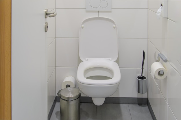 Czysta i prosta toaleta z białą toaletą
