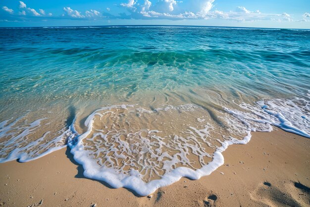 Czysta woda delikatnie płynie po piaszczystej plaży pod czystym niebem, zawierając spokój odosobnionej plaży.