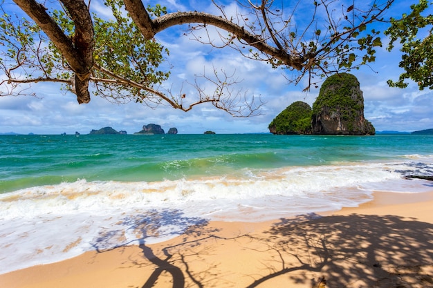 Czysta Woda I Błękitne Niebo Na Railay Beach