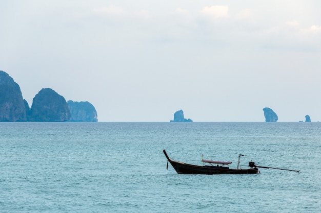 Czysta woda i błękitne niebo. Plaża w prowincji Krabi, Tajlandia.