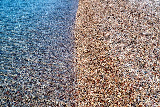 Czysta woda w morzu i kamienistej plaży