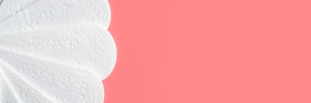Czyste damskie jednorazowe podpaski lub serwetki menstruacyjne na różowym tle. transparent