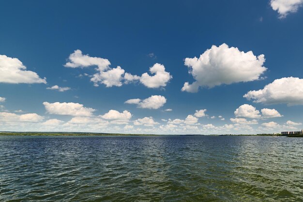 Czyste jezioro i piękne błękitne niebo z chmurami