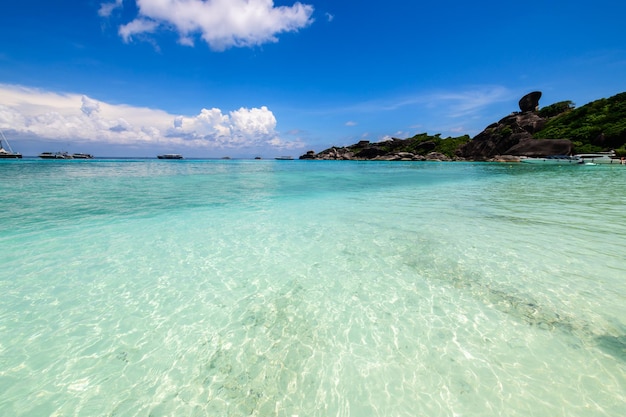 Czyste morze z białym pochmurnym i niebieskim niebem na wyspie Similan phangnga Tajlandia