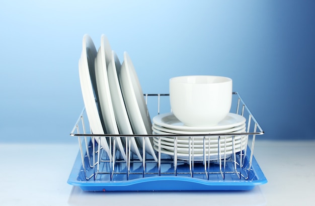Czyste naczynia na stojaku na niebiesko