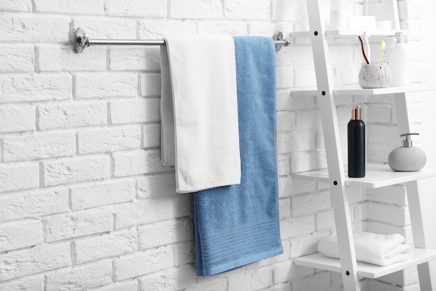 Czyste ręczniki na stojaku w łazience?