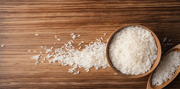 Czyste ziarno ryżu na drewnianej płytce